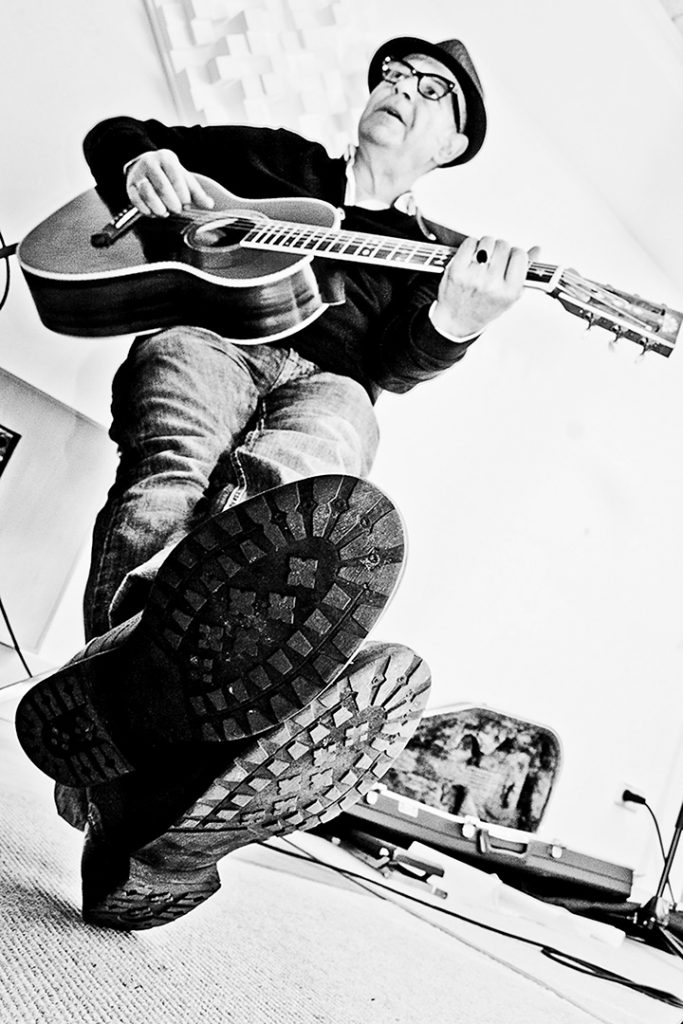 Guzmán guitarra acústica. ©Cadillac Music